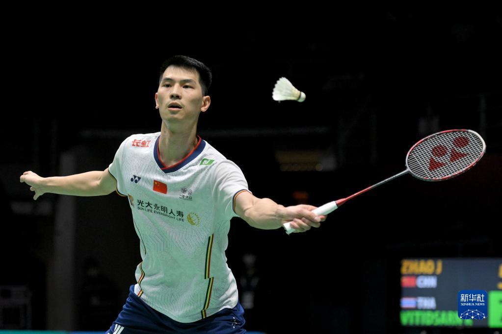 赛场上充满 赛场上充满